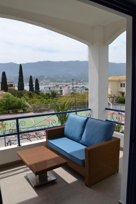 Valente Perlia Rooms Poros Town Extérieur photo